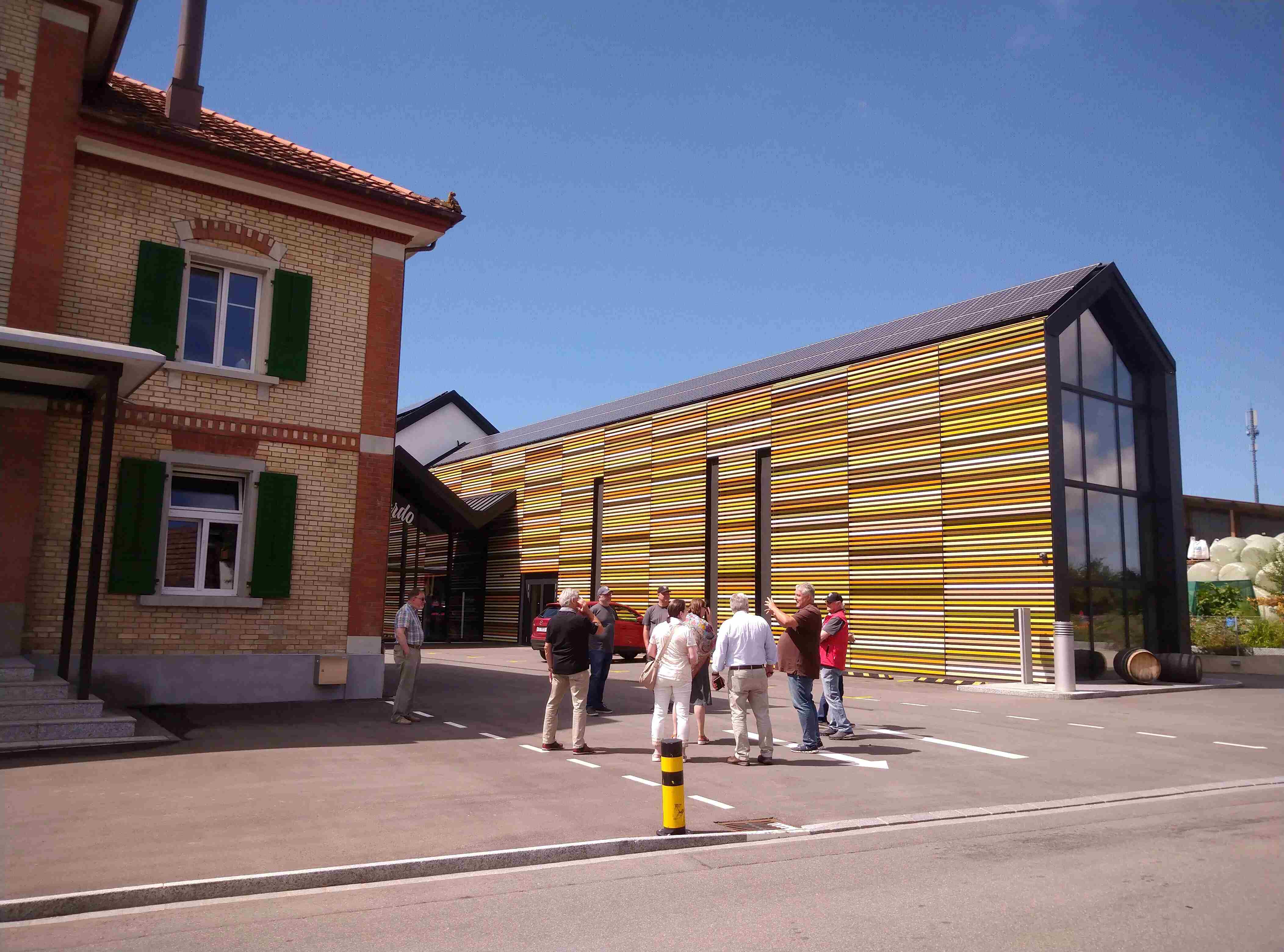 Gebäude-Front mit ehemaliger Käserei links, Fasslager rechts.
